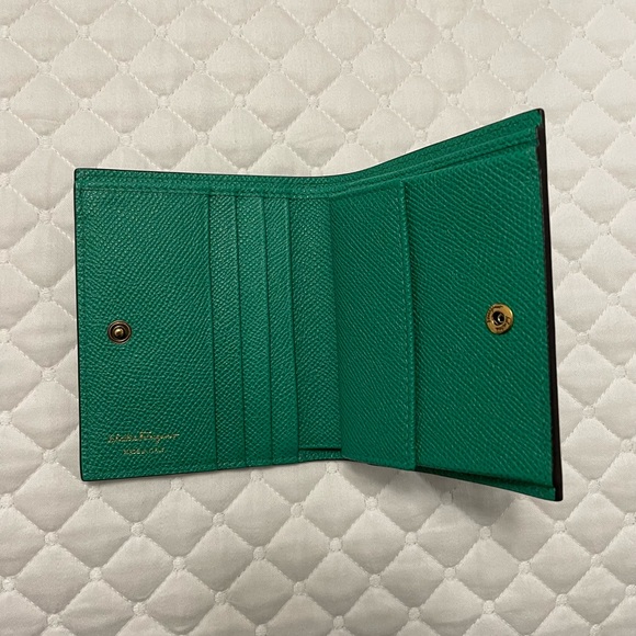 Ferragamo women’s Bi-Fold Gancini wallet - Picture 4 of 5